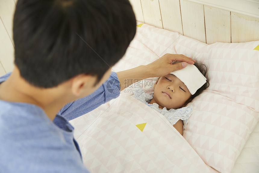 父亲照顾生病发烧的女儿图片