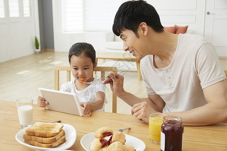 爸爸给女儿喂早餐图片