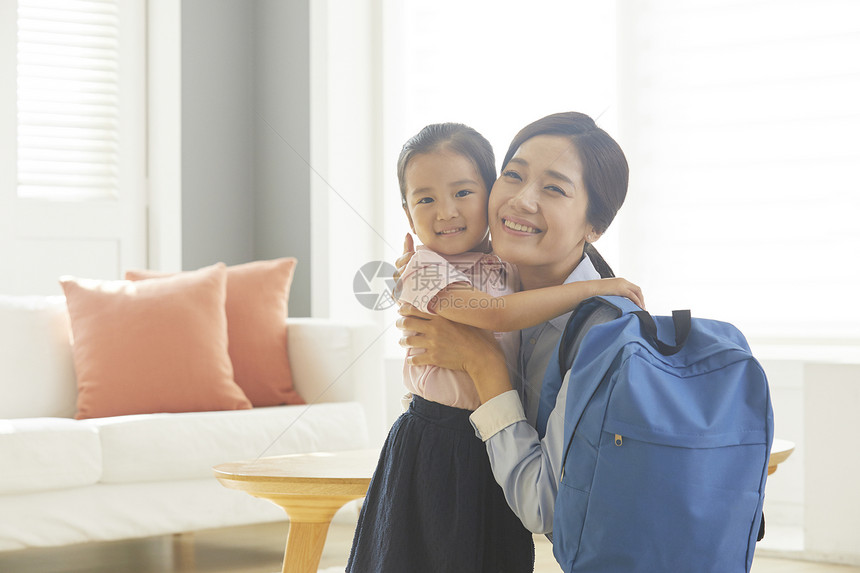 职业装的妈妈抱着女儿图片