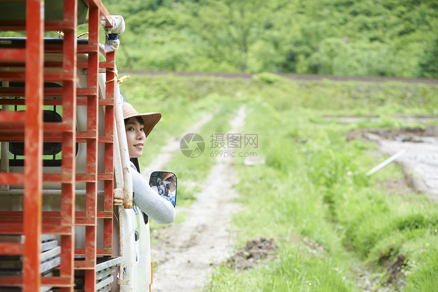 开着卡车的农村女性图片