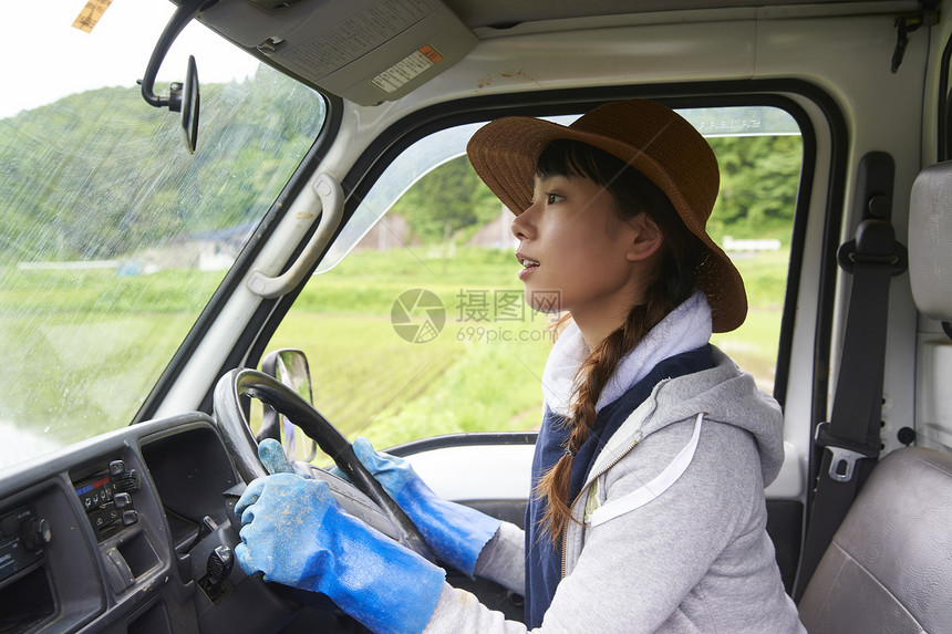 劳动力播种驾驶轻的卡车用种植农业工作的米的妇女图片