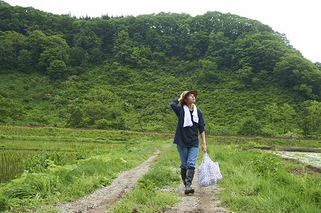 农业妇女在水稻种植地休息图片