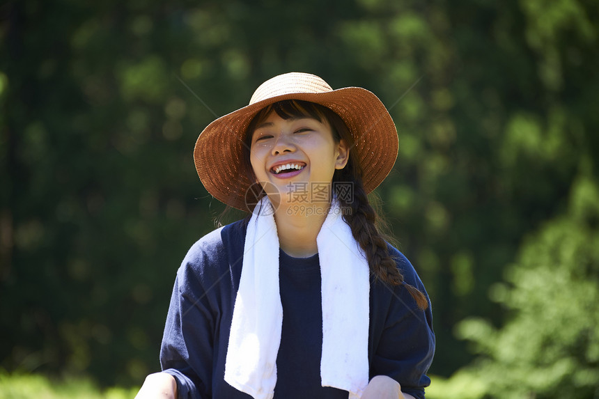 田野里一个女人开心的种植水稻图片