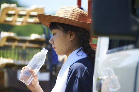 水稻种植休息的女人图片