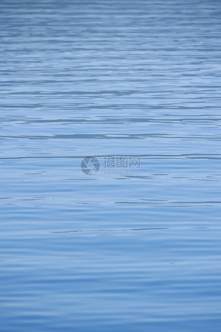 蓝色湖泽泽湖面图片
