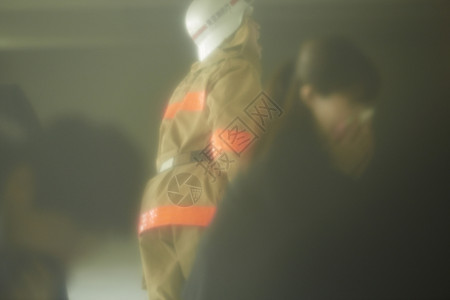 参加救援的消防员图片