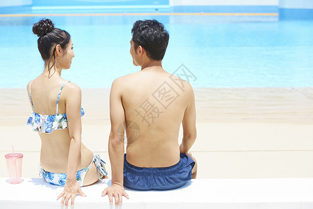 坐在泳池边的情侣背影图片