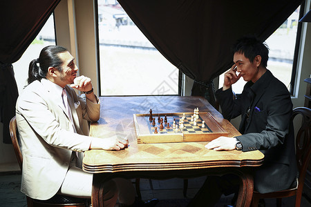 下国际象棋的成年男性图片