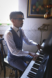 中年男性弹钢琴高清图片