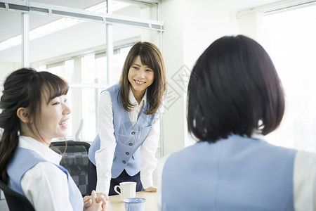 办公室上班的职业女性图片