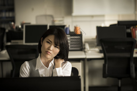 办公室加班工作疲惫的女职员图片