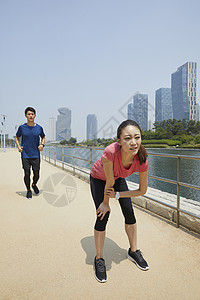 公园里跑步运动的青年男女图片