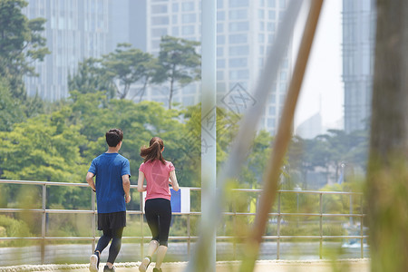 在户外跑步的男女朋友图片