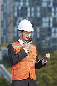 建筑工地上施工的工人图片