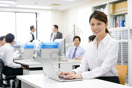 桌子多数操作女商人办公室女人商务高清图片素材