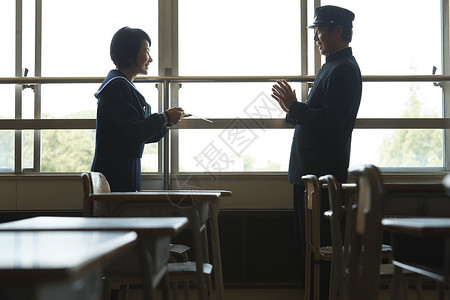 一对情侣在教室里聊天图片