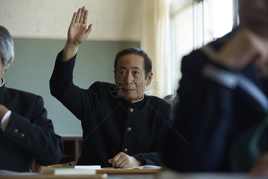 老年大学里努力学习的老人图片