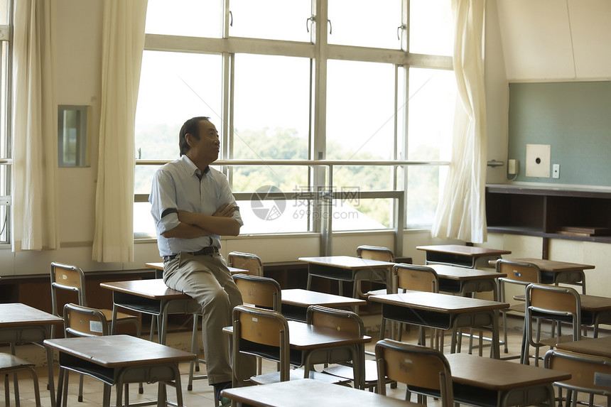 教室里回忆学生时光的老年人图片