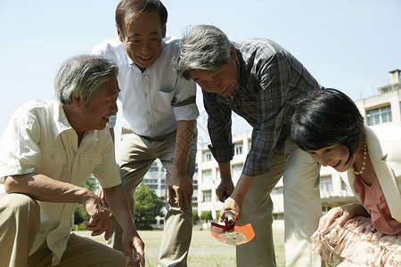 中年聚会回忆青春图片素材