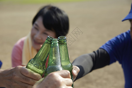 老年人体验年轻生活图片