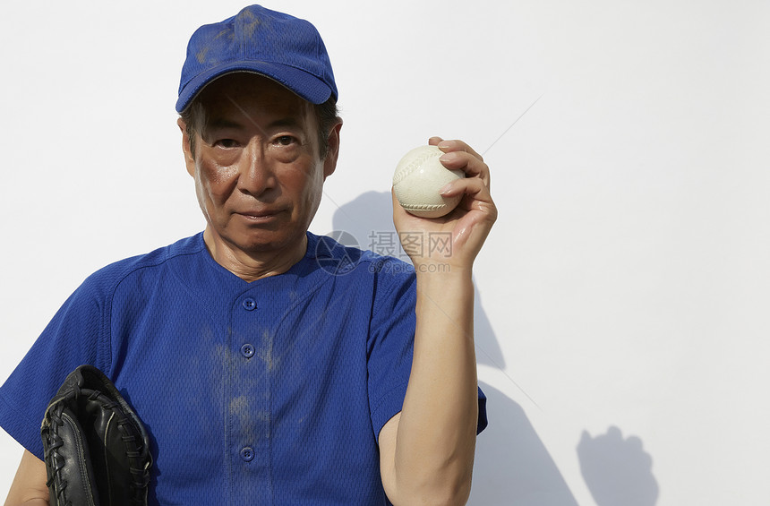打棒球的中老年人形象图片