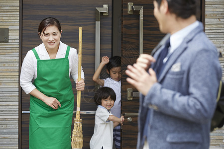 小学生孩子男孩妇女和儿童要看扫帚高清图片素材