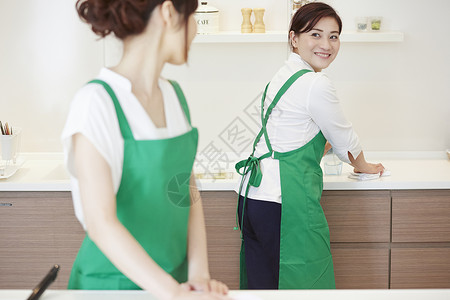 职业女保洁清洁厨房年代高清图片素材