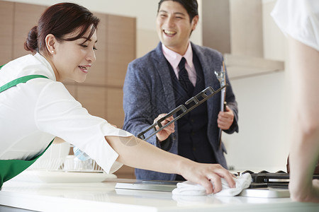 日本人便携式灶具煤气灶做家务的女人清洁高清图片素材