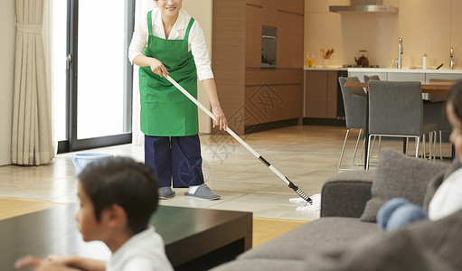 职业女保洁客厅打扫卫生室内高清图片素材