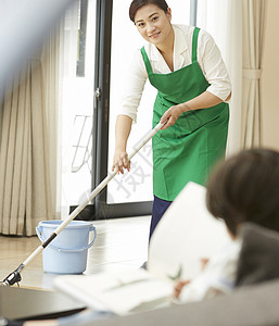 职业女保洁客厅打扫扫地高清图片素材
