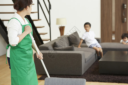家政女保洁使用吸尘器打扫卫生家务高清图片素材