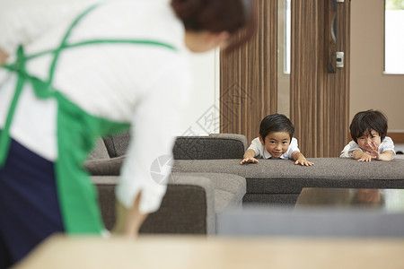 女生人物男孩孩子在玩女人清洁室内高清图片素材