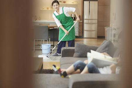 家政女保洁客厅打扫清理地面高清图片素材