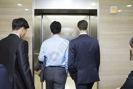 乘坐电梯的商务男士背影图片