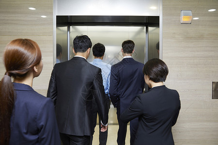 乘坐电梯的商务人士背影背景图片