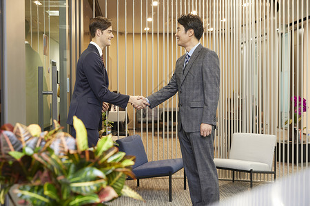 商务男士握手合作图片