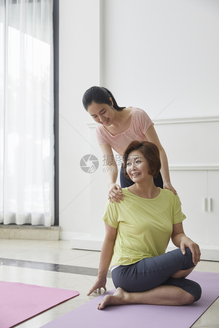 成年女子成人中年妈妈女儿瑜伽妈妈和女儿图片