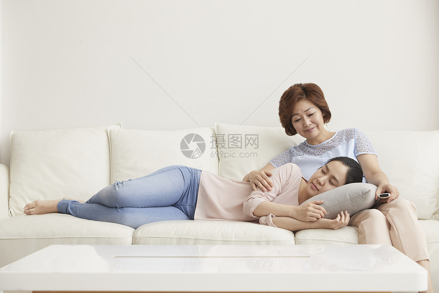 亚洲人30岁看电视母亲女儿母亲和女儿图片