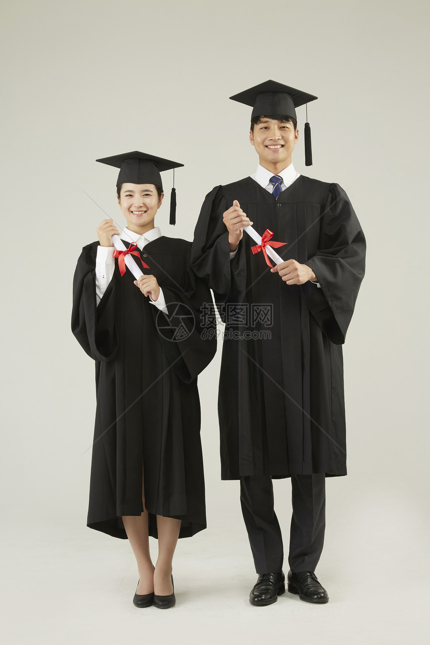 两位学生研究生毕业图片