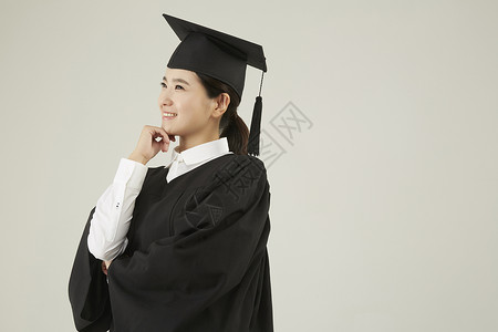 年轻研究生女子毕业毕业礼服高清图片素材