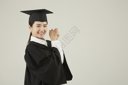 年轻研究生女子毕业图片