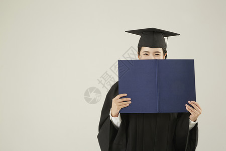 年轻研究生女子毕业帽子高清图片素材