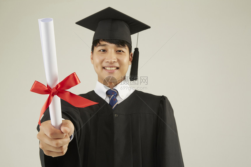  穿毕业礼服的研究生毕业图片