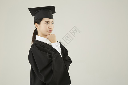 穿学士服的研究生毕业成年女子高清图片素材