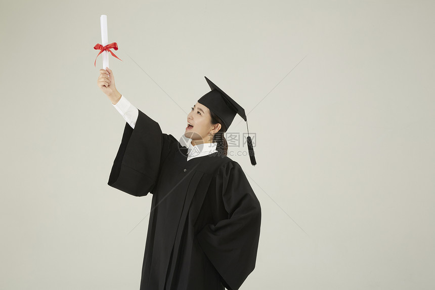 手拿毕业证书的研究生图片