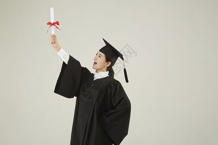 手拿毕业证书的研究生成人高清图片素材