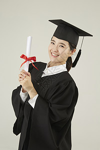 穿毕业礼服的男子手拿毕业证书图片