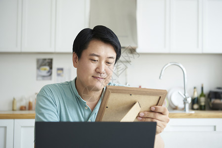 看相册的居家男人图片