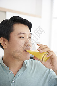 男子在喝果汁图片