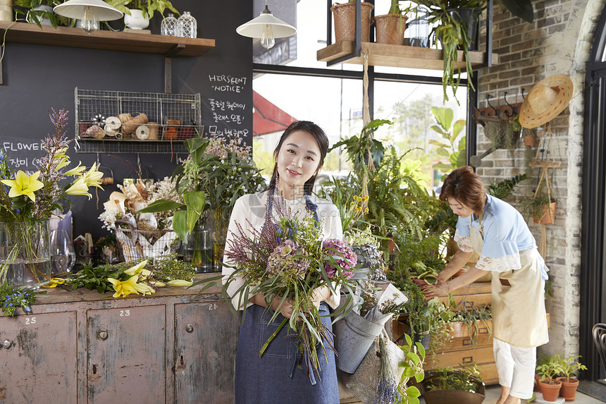 花店母女一起打理花卉图片